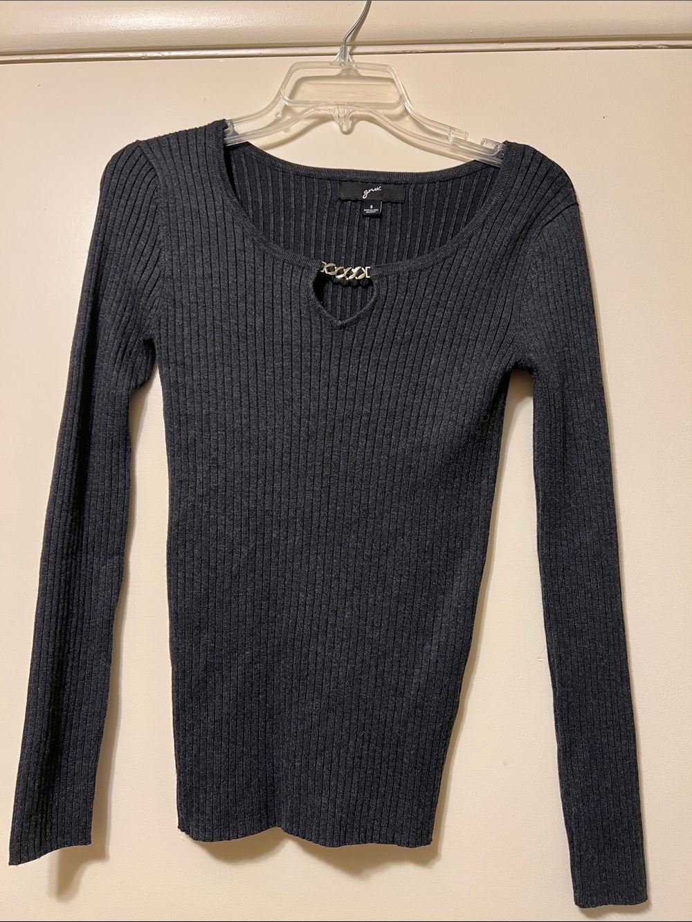 GNW Ribbed Long-Sleeve Scoop Neck Top with Chain Accent - Black S Like New